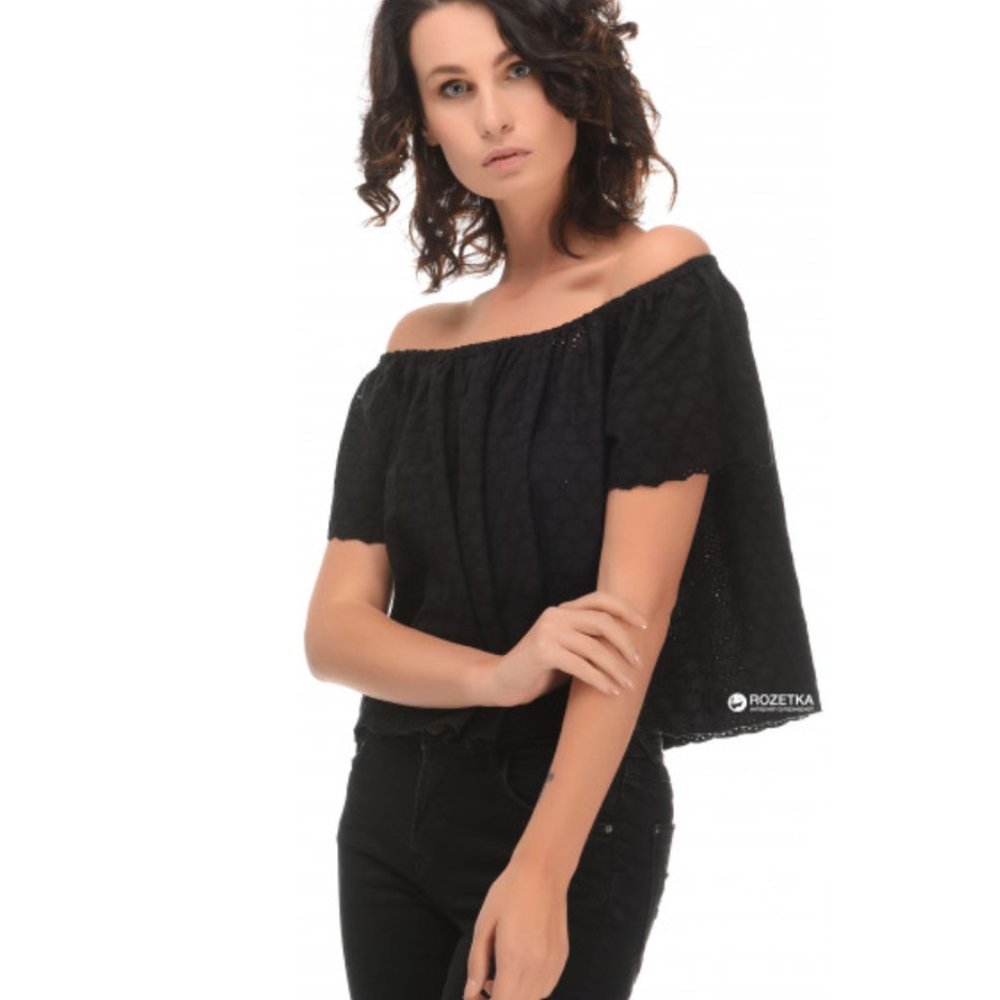 2/$30| Zara eyelet off the shoulder crop t…